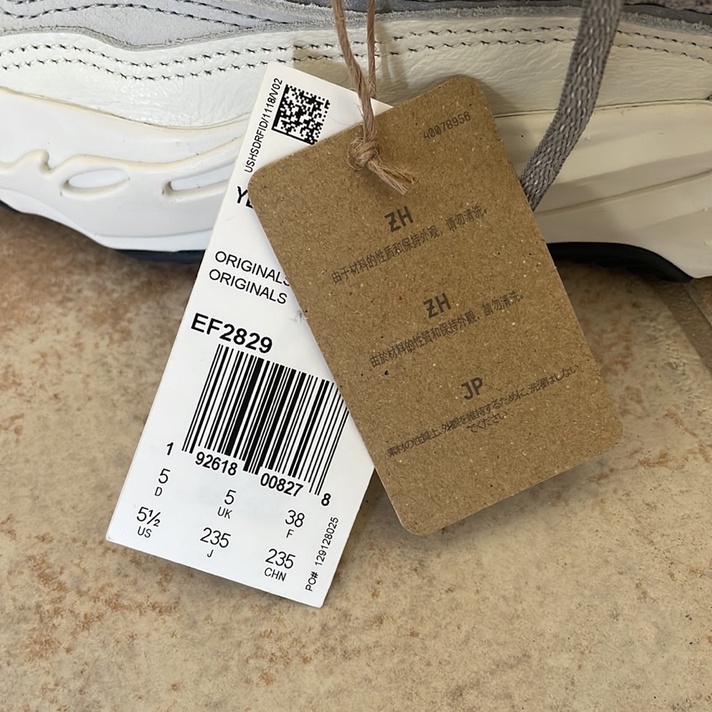 BNWT Yeezy Boost 700 V2 shoes - Picture 2 of 6